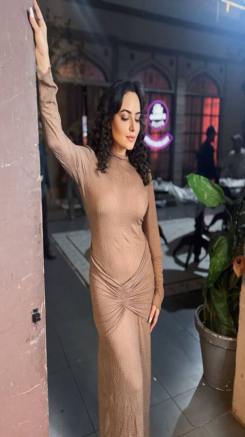 બોડીકોનમાં કાતિલ પોઝ આપતી જોવા મળી આંચલ મુંજાલ