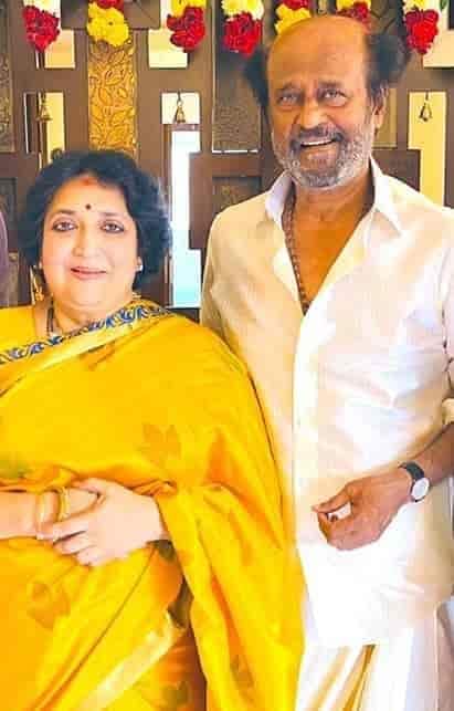 पॉपुलर एक्टर रजनीकांत भी इस लिस्ट में शामिल हैं. कपल के बीच 10 साल का एज गैप है. रजनीकांत की मुलाकात लता रंगाचारी से तब हुई जब वो अपने कॉलेज के मैगजीन के लिए एक्टर का इंटरव्यू लेने आई थी. दोनों के बीच 10 साल का फासला है लेकिन दोनों की जोड़ी बहुत परफेक्ट है.