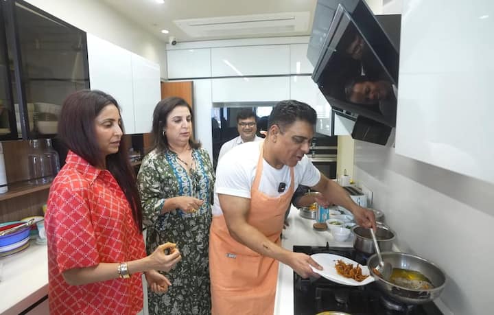 बाद में फराह खान ने राम कपूर से भजिए तलवाए. फिल्ममेकर ने राम और गौतमी को एक कपल एड शूट करने को भी कहा. इस पर राम कपूर ने बताया कि वो विम के ब्रांड एम्बेसडर रह चुके हैं. इसके बाद फराह खान ने उनसे बर्तन भी धुलवाए.