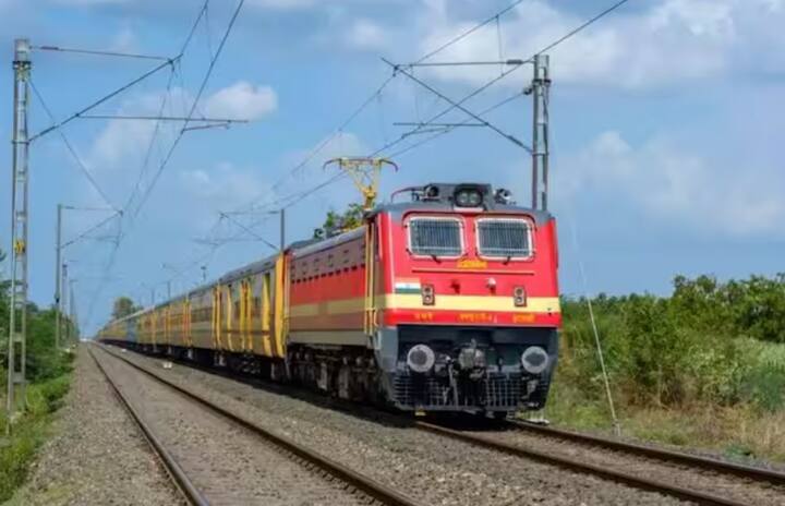 ਰੇਲ ਯਾਤਰਾ ਨੂੰ ਬਹੁਤ ਸੁਵਿਧਾਜਨਕ ਅਤੇ ਕਿਫ਼ਾਇਤੀ ਮੰਨਿਆ ਜਾਂਦਾ ਹੈ। ਇਹੀ ਕਾਰਨ ਹੈ ਕਿ ਅੱਜ ਵੀ ਲੱਖਾਂ ਲੋਕ ਰੇਲ ਰਾਹੀਂ ਸਫਰ ਕਰਨਾ ਪਸੰਦ ਕਰਦੇ ਹਨ। ਪਰ ਹੁਣ 1 ਜੁਲਾਈ, 2025 ਤੋਂ ਰੇਲ ਰਾਹੀਂ ਯਾਤਰਾ ਕਰਨ ਦਾ ਤਰੀਕਾ ਕੁਝ ਹੱਦ ਤੱਕ ਬਦਲ ਜਾਵੇਗਾ। ਕਿਉਂਕਿ ਰੇਲਵੇ ਨੇ ਯਾਤਰਾ ਨਾਲ ਸਬੰਧਤ ਕਈ ਨਿਯਮਾਂ ਵਿੱਚ ਮਹੱਤਵਪੂਰਨ ਬਦਲਾਅ ਕੀਤੇ ਹਨ।