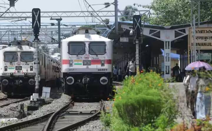 ਇਸ ਦੇ ਨਾਲ ਹੀ ਰੇਲਵੇ ਨੇ ਮੇਲ ਅਤੇ ਐਕਸਪ੍ਰੈਸ ਟ੍ਰੇਨਾਂ ਦੇ ਕਿਰਾਏ ਵੀ ਵਧਾ ਦਿੱਤੇ ਹਨ। ਨਾਨ-ਏਸੀ ਕੋਚ ਦੇ ਕਿਰਾਏ ਵਿੱਚ 1 ਪੈਸਾ ਪ੍ਰਤੀ ਕਿਲੋਮੀਟਰ ਅਤੇ ਏਸੀ ਕੋਚ ਵਿੱਚ 2 ਪੈਸੇ ਪ੍ਰਤੀ ਕਿਲੋਮੀਟਰ ਦਾ ਵਾਧਾ ਕੀਤਾ ਗਿਆ ਹੈ। ਹਾਲਾਂਕਿ, ਇਹ ਨਵਾਂ ਕਿਰਾਇਆ ਸਿਰਫ ਉਨ੍ਹਾਂ ਯਾਤਰਾਵਾਂ 'ਤੇ ਲਾਗੂ ਹੋਵੇਗਾ ਜੋ 500 ਕਿਲੋਮੀਟਰ ਤੋਂ ਵੱਧ ਦੀ ਦੂਰੀ ਕਰਨਗੇ।