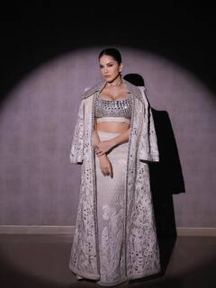 सिल्वर स्टोन्स से जड़ा डीपनेक ब्लाउज पहन इतराईं सनी लियोनी, ओवरकोट उतारकर दिए ऐसे ऐसे पोज