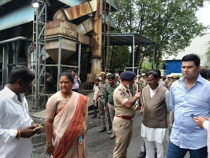 సిగాచి పరిశ్రమ అగ్నిప్రమాదానికి సంబంధించిన కార్మికుల సమాచారం కోసం, తక్షణ సహాయం కోసం సంబంధిత వ్యక్తులు 08455–276155 నంబర్లో సంప్రదించాలని కలెక్టర్ ప్రావీణ్య సూచించారు.