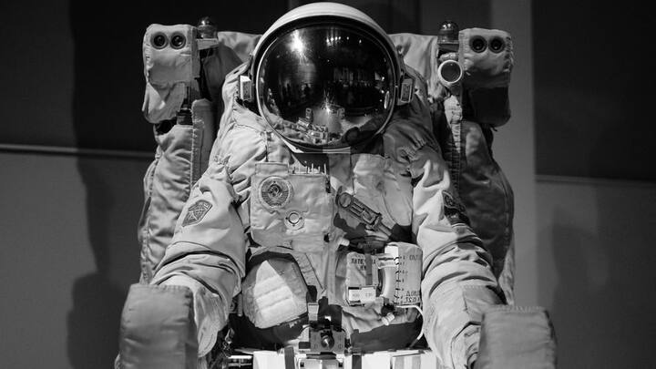 সুনীতা উইলিয়ামস জানিয়েছিলেন যে এত দীর্ঘ সময় মহাকাশে থাকার কারণে তিনি হাঁটতে, বসতে এমনকী ঘুমোতেও ভুলে গিয়েছিলেন।