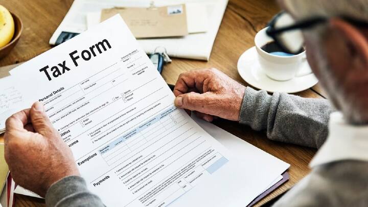 ITR फाइल करने से आपकी इनकम का रिकॉर्ड सरकारी सिस्टम में दर्ज हो जाता है. इसके चलते भविष्य में लोन लेने, क्रेडिट कार्ड के लिए अप्लाई करने में या फिर और किसी फाइनेंशियल स्कीम में इनवेस्ट करने के लिए आप ऐक भरोसेमंद कंज्यूमर बन जाते हैं.