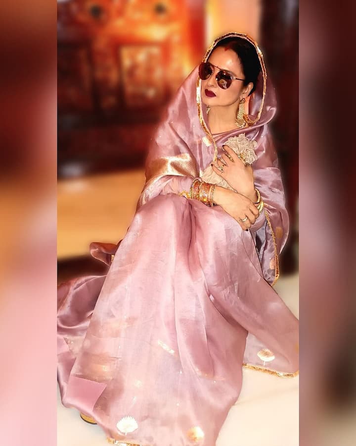 सावन के लिए परफेक्ट हैं दिग्गज कलाकार रेखा की ये साड़ियां 4 इस पिंक साड़ी में एक्ट्रेस और भी खूबसूरत लग रही हैं. इस सावन आप भी रेखा की ये साड़ी लुक रे क्रिएट कर सकती हैं. ये बनारसी साड़ी है जिसमें गोटा प्लेट्स बेहद खूबसूरत लग रहा है.