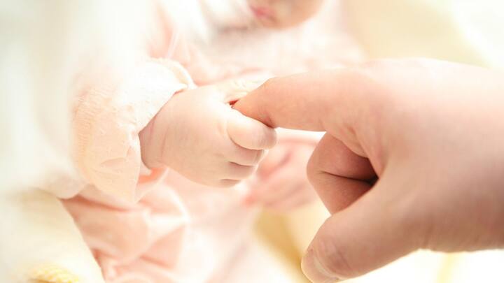 মায়ের পেট থেকে জন্ম সদ্য। আর সেই শিশুই কি না গর্ভবতী? দেড় দশক আগে শোরগোল পড়ে গিয়েছিল চিকিৎসা বিজ্ঞানের দুনিয়ায়। ছবি: পিক্সাবে।