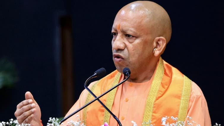 up Cm yogi adityanath address to student at first convocation ceremony of AIIMS ann एम्स गोरखपुर के पहले दीक्षांत समारोह में सीएम योगी कहा- सड़क से संसद तक लड़ी लड़ाई..
