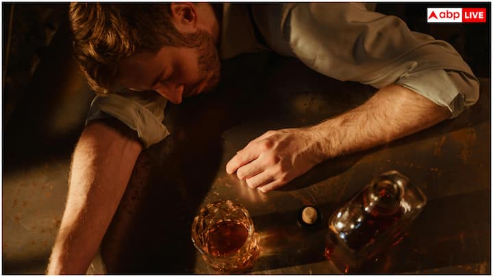 ज्यादा शराब पीने के बाद होने वाली शारीरिक और मानसिक दिक्कत को हैंगओवर कहा जाता है. दरअसल, शराब पीने के बाद बार-बार यूरिन आता है, जिसके चलते शरीर से लिक्विड और इलेक्ट्रोलाइट्स को बाहर निकल जाते हैं. इसकी वजह से सिरदर्द, थकान और प्यास जैसी दिक्कतें होती हैं.