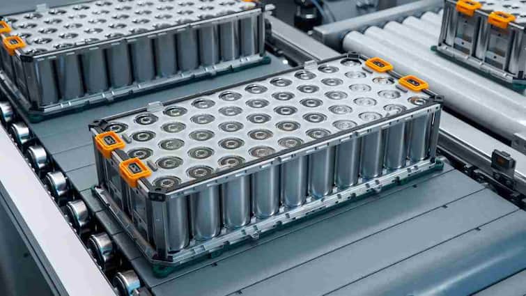 Huawei ने पेश की नई EV बैटरी तकनीक! सिर्फ 5 मिनट में फुल चार्ज, 3,000 KM तक की रेंज