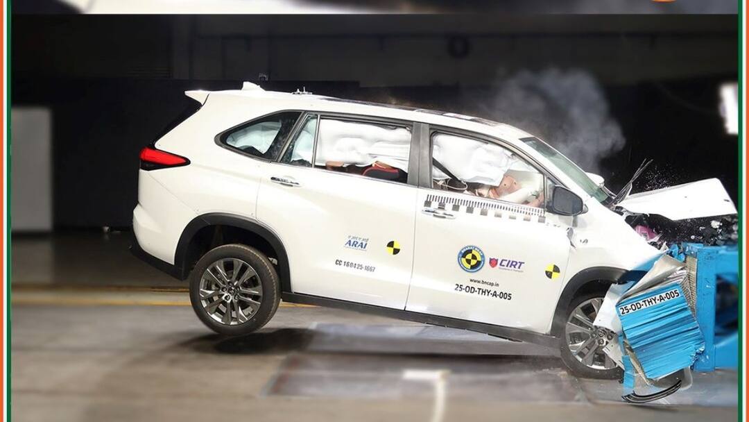 Innova Hycross: முட்டி மோதினாலும் காப்பாத்துவேன்.. க்ராஷ் டெஸ்டில் 5 ஸ்டார் - டாடா, மஹிந்திராவிற்கு டொயோட்டா டஃப்