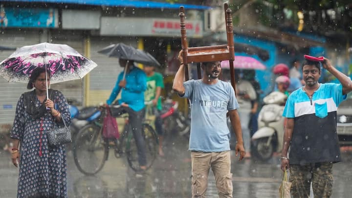 শুক্রবার জলপাইগুড়ি ও আলিপুরদুয়ারে ভারী বৃষ্টির সতর্কতা। সব জেলাতেই বিক্ষিপ্তভাবে বজ্রবিদ্যুৎসহ বিক্ষিপ্তভাবে হালকা থেকে মাঝারি বৃষ্টি। শনিবার আলিপুরদুয়ার, কোচবিহার ও দক্ষিণ দিনাজপুর জেলাতে ভারী বৃষ্টির সম্ভাবনা। রবিবার জলপাইগুড়ি জেলাতে ভারী বৃষ্টির সতর্কতা।