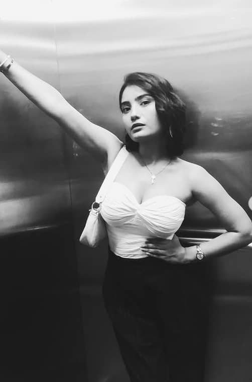 खुशबू ने साइड पार्टेड शॉर्ट हेयरस्टाइल और लाइट मेकअप के साथ लुक को कंप्लीट किया. वो इसमें बेहद ग्लैमरस लग रही हैं.