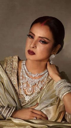 सावन में श्रृंगार के लिए दिग्गज अदाकारा रेखा से लें इंस्पिरेशन, देखें बेस्ट स्टाइलिंग टिप्स