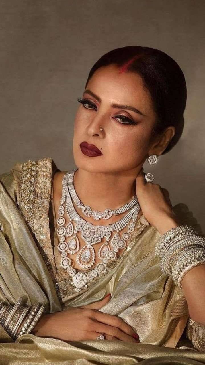 रेखा ने 1970 में 'सावन भादो' से बॉलीवुड में कदम रखा.इसके बाद उन्होंने कभी पूछे मुड़कर नहीं देखा. अपने पर्सनल और प्रोफेशनल लाइफ को लेकर तो वो चर्चा में रही हीं. इसके साथ ही एक और चीज है जिस वजह से वो हमेशा सुर्खियों में रही.