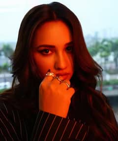 આકાંક્ષા શર્માએ બ્લેઝરના બટન ખોલી આપ્યા બોલ્ડ પોઝ, તસવીરો જોઇ ફેન્સ થયા ફિદા