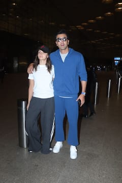 पत्नी आलिया भट्ट और मां नीतू कपूर संग एयरपोर्ट पर दिखे रणबीर कपूर, यूजर्स बोले- राहा कहां है?