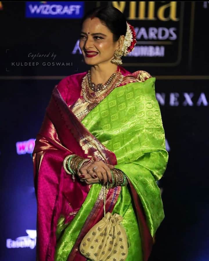 सावन के लिए परफेक्ट हैं दिग्गज कलाकार रेखा की ये साड़ियां 5 दिग्गज अदाकारा की ये ग्रीन और पिंक की कॉम्बिनेशन वाली ये साड़ी भी बेहद खूबसूरत है. इस साड़ी के साथ भी आप हेवी ज्वेलरी कैरी करें और बालों में गजरा लगाकर अपना लुक कंप्लीट करें.