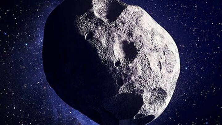 एस्टेरॉयड या क्षुद्रग्रह अंतरिक्ष में चट्टानों और धातुओं के बने हुए होते हैं. ये सभी सूर्य की परिक्रमा करते हैं और कभी-कभी धरती के पास से गुजरते हैं.