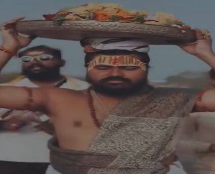 कौटुंबिक समस्यांनी ग्रासलेल्या भक्तांचं आधीचे भोंदू बाबा अंगाऱ्या धूपाऱ्यानी फसवायचे. प्रसाद बाबा हा आधुनिक काळातील भोंदू आहे म्हणून त्याने भक्तांना फसवण्यासाठी मोबाईल एपचा आणि आधुनिक तंत्रज्ञानाचा उपयोग केला. पण आश्चर्य वाटतं ते त्याच्या नदी लागणाऱ्या भक्तांचं. शिकले - सवरलेले लोक जोपर्यंत त्यांच्या समस्यांचे उत्तर अंधश्रद्धेमध्ये शोधात राहतील तोपर्यंत प्रसाद बाबासारखे भोंदू तयार होत राहतील.