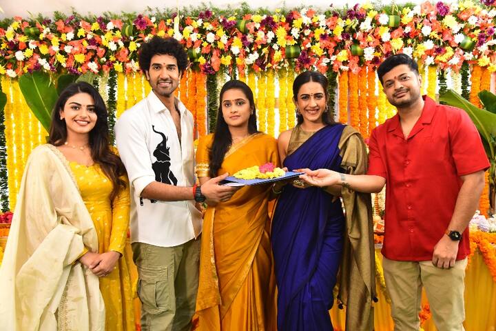 పింక్ ఎలిఫెంట్ పిక్చర్స్ పతాకం మీద ప్రొడక్షన్ నెం.2గా నిహారిక కొణిదెల ప్రొడ్యూస్ చేస్తున్న సినిమాలో సంగీత్ శోభన్, నయన్ సారిక జంటగా నటిస్తున్నారు. ఈ చిత్రానికి మానస శర్మ దర్శకురాలు. మహేష్ ఉప్పాలతో కలిసి స్క్రీన్ ప్లే, డైలాగ్స్‌... సొంతంగా కథ రాశారు మానస శర్మ. ఈ చిత్రానికి 'మన్యం' రమేష్ ఎగ్జిక్యూటివ్ నిర్మాత.