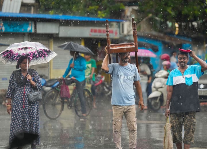 দক্ষিণবঙ্গে আজ বুধবার কলকাতা সহ সব জেলাতেই বৃষ্টির পরিমাণ কমবে। রোদ উঠবে, বাড়বে অস্বস্তি। বাতাসে জলীয় বাষ্পের পরিমাণ অনেকটাই বেশি। বজ্রবিদ্যুৎসহ কয়েক পশলা বৃষ্টির সম্ভাবনা বিক্ষিপ্তভাবে অধিকাংশ জায়গাতে। সঙ্গে ৩০ থেকে ৪০ কিলোমিটার গতি বেগে দমকা ঝোড়ো বাতাস।
