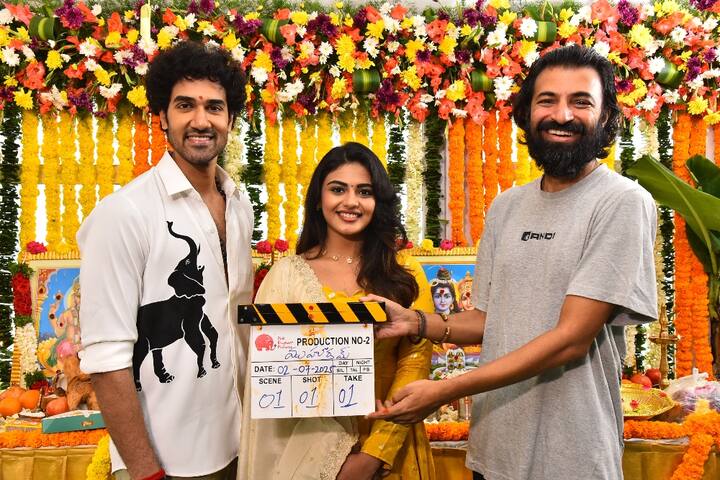 Niharika Konidela 2nd Movie As Producer: 'కమిటీ కుర్రోళ్ళు'తో వెండితెరపై నిర్మాతగా నిహారిక కొణిదెల అడుగు పెట్టారు. ఆ సినిమా విజయం సాధించింది. ఇప్పుడు నిర్మాతగా నిహారిక తన రెండో సినిమాను ప్రారంభించారు. 'కల్కి 2898 ఏడీ'తో పాన్ ఇండియా హిట్ కొట్టిన దర్శకుడు నాగ్ అశ్విన్ ఈ సినిమాకు ఫస్ట్ క్లాప్ ఇచ్చారు.