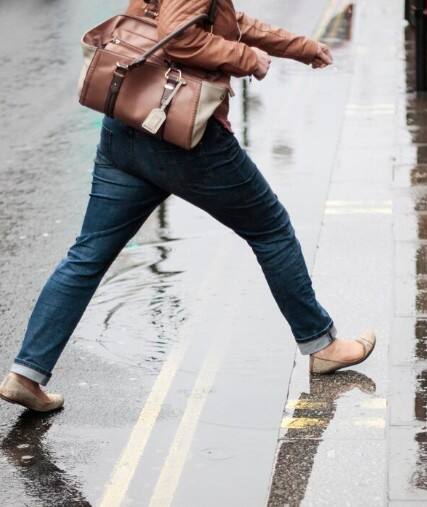 ਜੇ ਅਚਾਨਕ ਮੀਂਹ ਪੈ ਜਾਵੇ, ਤਾਂ ਤੁਸੀਂ ਆਪਣੇ ਲੈਪਟਾਪ, ਮੋਬਾਈਲ ਜਾਂ ਹੋਰ ਜ਼ਰੂਰੀ ਚੀਜ਼ਾਂ ਨੂੰ ਇਸ ਵਿੱਚ ਰੱਖ ਕੇ ਭਿੱਜਣ ਤੋਂ ਬਚਾ ਸਕਦੇ ਹੋ।