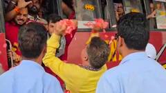 कश्मीर में स्वागत से अमरनाथ यात्रियों में खुशी, बीजेपी नेता रविंद्र रैंना ने बरसाए फूल