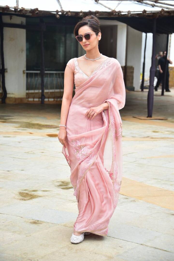 मानुषी ने अपने लुक को लाइट मेकअप, हाई बन और शेड्स के साथ कंप्लीट किया है. मानुषी का लुक 80 के दशक की एक्ट्रेसेस जैसा लग रहा है.