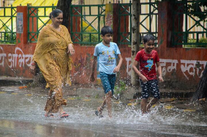 কলকাতায় আজ সর্বনিম্ন তাপমাত্রা ২৬.৬ ডিগ্রি। গতকাল দিনের সর্বোচ্চ তাপমাত্রা ছিল ৩১.০ ডিগ্রি। বাতাসে জলীয় বাষ্পের পরিমাণ আপেক্ষিক আর্দ্রতা ৮৩ থেকে ৯৫ শতাংশ। বৃষ্টি হয়েছে ১১.৭ মিলিমিটার।