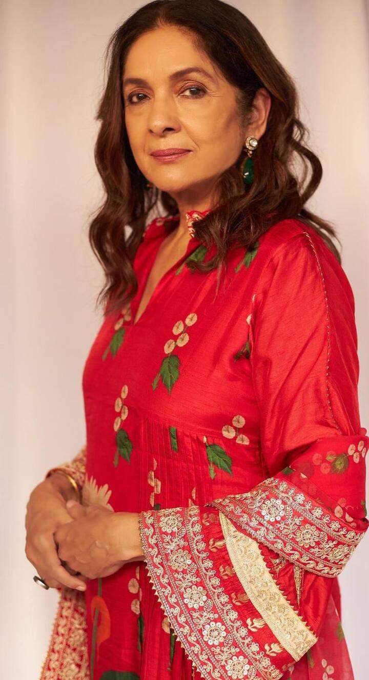 बॉलीवुड की दिग्गज अदाकारा में शुमार हैं नीना गुप्ता. अब जल्द ही वो अनुराग बसु की फिल्म में नजर आएंगी. आज एक्ट्रेस करोड़ों में कमाती हैं. रिपोर्ट्स ये दावा करते हैं कि एक्ट्रेस अपनी फिल्मों के लिए 4 से 5 लाख रुपए चार्ज करती हैं.