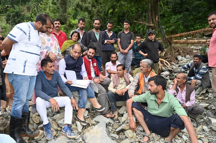 प्रदेश में 918 ट्रांसफार्मर खराब हुए हैं.  यहां भी मंडी जिले में सर्वाधिक 489 ट्रांसफार्मर बंद हैं, हमीरपुर में 333 और कुल्लू में 65 ट्रांसफार्मर ठप हैं.