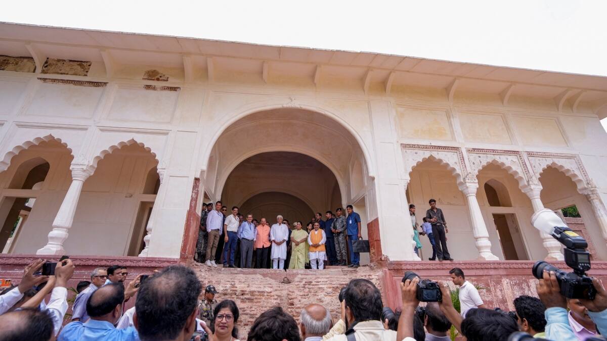 रेखा गुप्ता ने 'शीश महल' का किया अनावरण, सीएम आवास पर सवालों के बीच अरविंद केजरीवाल पर कसा तंज