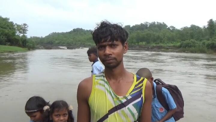 मागील अनेक वर्षांपासून पिंजाळ नदीवर या ठिकाणी पुलाची मागणी असताना देखील प्रशासन याकडे दुर्लक्ष करत आहे. त्यामुळे, विद्यार्थ्यांसोबत काही दुर्घटना घडली तर त्याला जबाबदार कोण ? असा सवाल या निमित्ताने उपस्थित केला जातोय.