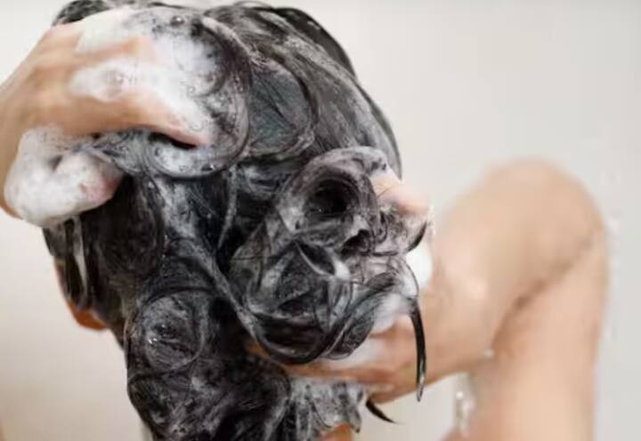 ਕੋਸੇ ਪਾਣੀ ਨਾਲ ਵਾਲ ਧੋਵੋ: ਵਾਲ ਧੋਣ ਵੇਲੇ ਬਹੁਤ ਠੰਡੇ ਜਾਂ ਬਹੁਤ ਗਰਮ ਪਾਣੀ ਦੀ ਵਰਤੋਂ ਨਾ ਕਰੋ। ਕੋਸਾ ਪਾਣੀ ਖੋਪੜੀ ਨੂੰ ਨਰਮੀ ਨਾਲ ਸਾਫ਼ ਕਰਦਾ ਹੈ ਅਤੇ ਵਾਲਾਂ ਦੀ ਕੁਦਰਤੀ ਚਮਕ ਬਣਾਈ ਰੱਖਦਾ ਹੈ।