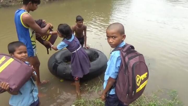 म्हसे गावातील विद्यार्थी शिक्षणासाठी पिंजाळ नदी पार करून वाकी येथील शाळेत शिक्षणासाठी जातात. उन्हाळ्यात या नदीत पाण्याचा प्रवाह कमी असल्याने हे विद्यार्थी सहज नदी ओलांडत शाळेत पोहोचतात.