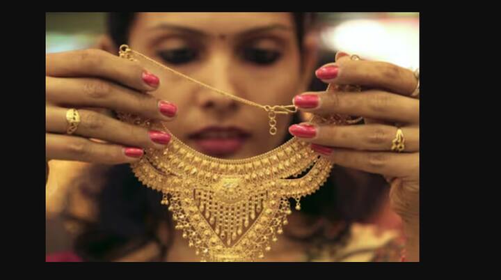 22 कॅरेट सोन्यासाठी आज मुंबईच्या सराफा बाजारात 10 ग्रॅम मागे 89 हजार 219 रुपये खरेदीदारांना मोजावे लागत आहेत .तर 18 कॅरेट सोनं 72 हजार 998 रुपयांवर गेलंय .