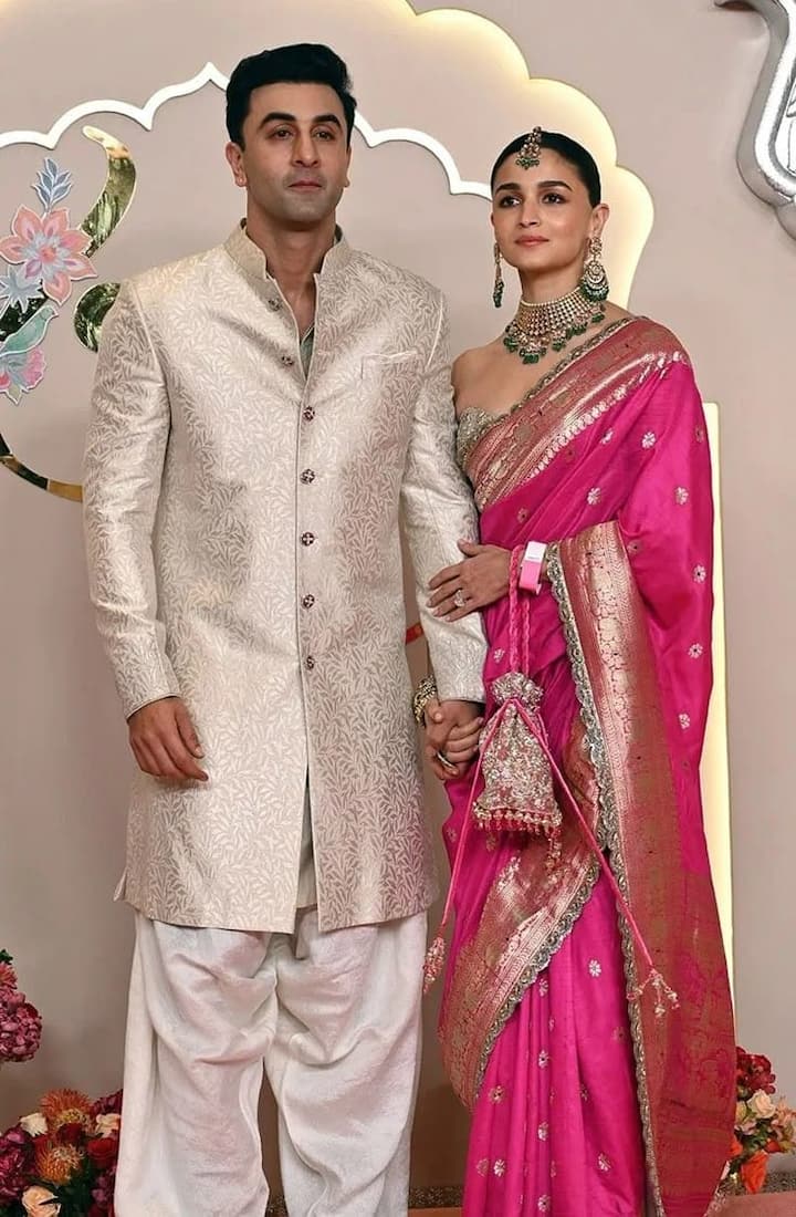 कपल का 250 करोड़ का कृष्णा राज बंगला इंडिया के सबसे महंगे सेलिब्रिटी होम्स में से एक है. बॉलीवुड में डंका बजाने के बाद अब ये कपल लाइफस्टाइल ब्रांड्स, रियल एस्टेट और स्टार्टअप की तरफ बढ़ रहा है.