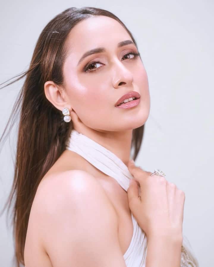 विरट्टू के लिए उन्हें 63वें फिल्मफेयर अवार्ड्स साउथ में सर्वश्रेष्ठ नवोदित अभिनेत्री का पुरस्कार मिला।