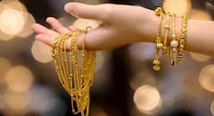सोन्याचांदीचा घसरता ट्रेंड पाहून खरेदीला जाताय? आधी 24 अन् 22 कॅरेटचा दर चेक करा, मुंबई-पुण्यात...