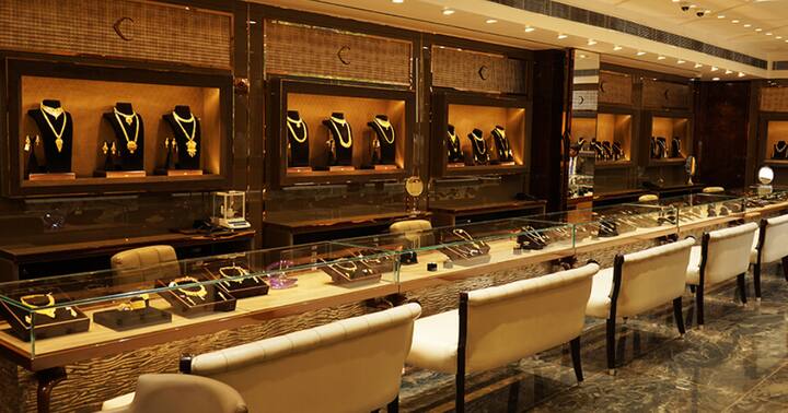 उदा. डॉलरच्या तुलनेत रुपयाचे मूल्य, क्रूड ऑईलचे दर, इम्पोर्ट ड्युटी आणि आंतरराष्ट्रीय बाजारातील घडामोडी यांचा थेट परिणाम सोन्याच्या दरावर होतो.