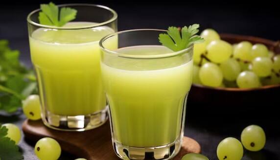 আমলা জল: আমলার মধ্যে থাকা ভিটামিন সি ইউরিক অ্যাসিড দ্রবীভূত করতে সাহায্য করে এবং কিডনিকে ডিটক্স করে।