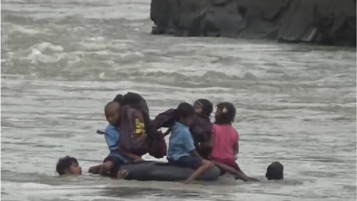 बादल सा गरजे हम, सावन सा बरसे हम, सूरज सा चमके हम स्कूल चले हम... या काव्यपंक्तीमधून विद्यार्थ्यांना शिक्षणाचे महत्त्व पटवून देणाऱ्या आहेत. तर, काहीही झालं तरी आम्ही शाळेत जाणारच हेही सांगणाऱ्या आहेत.