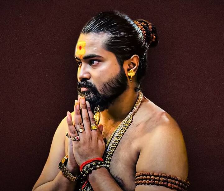 प्रसादचा वडील भीमराव दातीरने दिव्य साक्षात्कार झाल्याचा दावा करत हा मठ काही वर्षांपूर्वी सुरु केला. पुढे सीएपर्यंतच शिक्षण झाल्याचा दावा करणारा प्रसादने 2022 मध्ये  स्वतः या मठात बाबा बनण्याचा निर्णय घेतला. मात्र त्याचा हा निर्णय भक्तांकडून पैसे उकळण्याबरोबरच त्यांच्याशी समलैंगिक संबंध प्रस्थापित करता यावेत यासाठी होता.