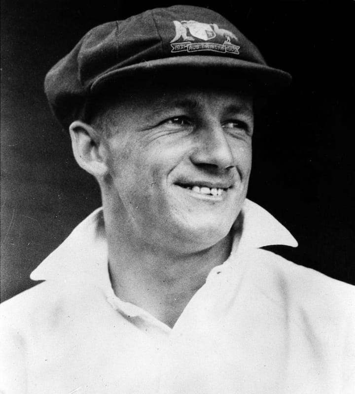ऑस्ट्रेलिया के डॉन ब्रैडमैन (Don Bradman) का टेस्ट क्रिकेट में सबसे अधिक औसत रहा है, जबकि उन्होंने अपना आखिरी मैच 1948 में खेला था. 77 सालों बाद भी उनका ये रिकॉर्ड कोई तोड़ नहीं पाया है. ब्रैडमैन ने 52 टेस्ट मैच खेले हैं, जिसकी 80 पारियों में उन्होंने 99.94 की औसत से 6996 रन बनाए हैं.