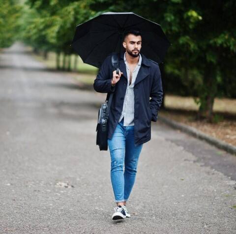 ਬਰਸਾਤ ਵਿੱਚ ਭਾਰੀ ਕੱਪੜੇ ਪਾਉਣ ਤੋਂ ਬਚੋ, ਕਿਉਂਕਿ ਇਹ ਭਿੱਜ ਜਾਣ 'ਤੇ ਜਲਦੀ ਨਹੀਂ ਸੁੱਕਦੇ। ਇਸ ਦੀ ਥਾਂ ਹਲਕੇ ਕਾਟਨ ਜਾਂ ਸਿੰਥੈਟਿਕ ਕੱਪੜੇ ਪਾਓ ਜੋ ਛੇਤੀ ਸੁੱਕ ਜਾਂਦੇ ਹਨ। ਇਹ ਤੁਹਾਨੂੰ ਅਰਾਮ ਵੀ ਦੇਣਗੇ ਅਤੇ ਬਿਮਾਰੀ ਤੋਂ ਵੀ ਬਚਾਅ ਕਰਨਗੇ।