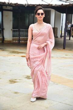 हाई बन, शेड्स और पिंक साड़ी में 80 के दशक की एक्ट्रेस लग रही हैं मानुषी छिल्लर, स्माइल से जीता फैंस का दिल