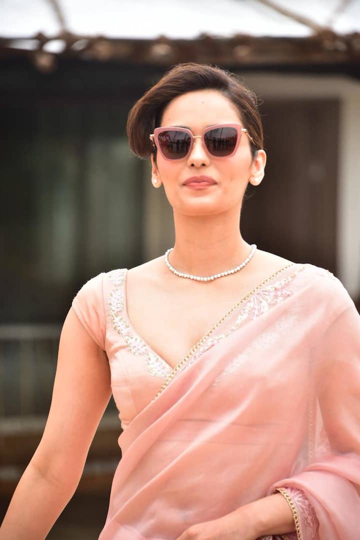 मानुषी की फोटो पर एक फैन ने लिखा-  क्या लग रही हो मैम. वहीं दूसरे ने लिखा- किसी की नजर न लग जाए.