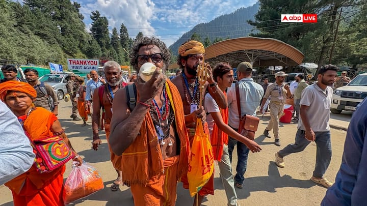 उन्होंने कहा कि जिस तरह जम्मू-कश्मीर की जनता इन यात्रियों का खुले दिल से स्वागत कर रही है वह इस बात का संकेत है कि यह धरती अमरनाथ यात्रियों के लिए पूरी तरह तैयार है.